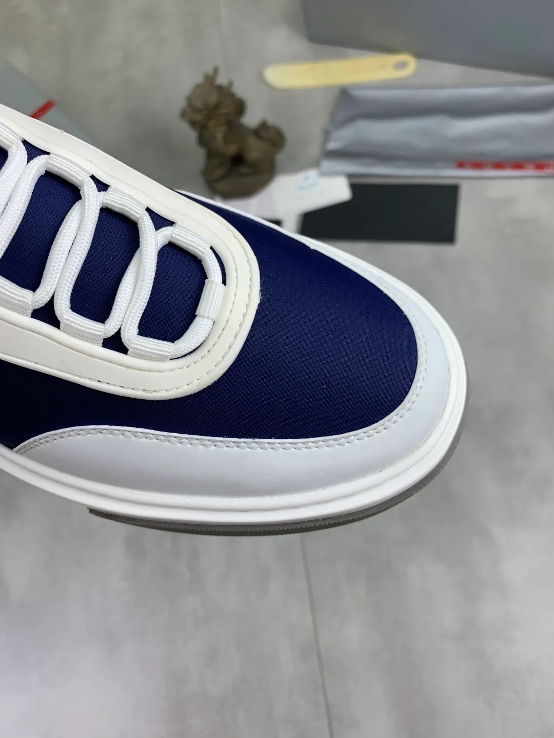 Men's shoes 💰P560💰[New style] popular models are on the official website, 🆘 Trendy brand (Prada) mainly promotes popular models, avant-garde and versatile fashion men's shoes private version mold opening, cowhide surface splicing 1:1.. Fashionable and simple, original imported cowhide lining cowhide feet; the atmosphere and personality are more fashionable, eye-catching and pursuing class. It will subvert the old idea and be a must-have for fashionistas with you! Must keep it for yourself! Tall and comfortable, large and low, high-end quality workmanship. Size: 38-44 3️⃣colors available.